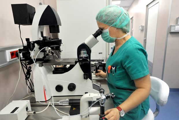 Сада и званично: Неограничен број поступака вантелесне оплодње, померена СТАРОСНА ГРАНИЦА за жену и олакшана процедура
